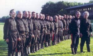 Peter Orloff mit Dirigent Toma Pitkov 1995 beim Open Air Classic in Hoppegarten; an diesem Tag übergibt der Ältere dem jüngeren den Gürtel des Ataman (Kosakenführer).