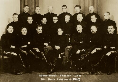 Der Schwarzmeer Kosaken-Chor 1940 mit seinem Gründerdirigenten Boris Ledkowsky. Mit einigen der Sänger dieser Ära stand Peter Orloff 18 Jahre noch auf der Bühne.